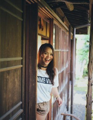 Lotlot Anna Reshot Mulher saindo da porta sorrindo