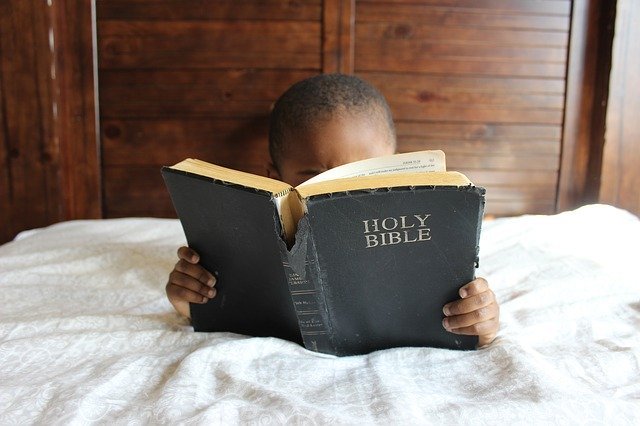 Criança lendo a Bíblia