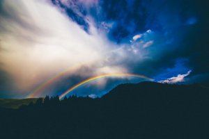 Unsplash/Abigail Keenan Arco-íris duplo no horizonte