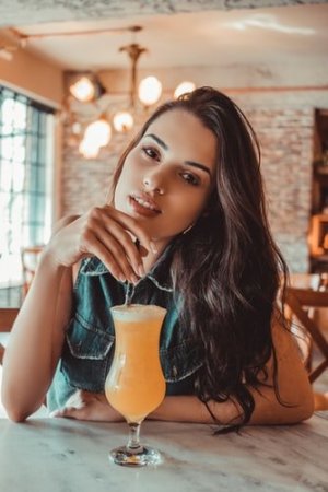 Unsplash/Luiz Felipe Mulher tomando suco