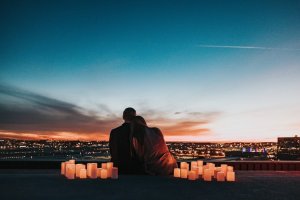 Pixabay/Nathan Dumlao Casal com velas ao lado em cobertura