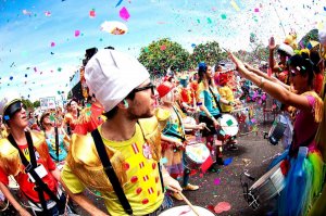 Curta Mais Bloquinho de carnaval dançando e tocando instrumentos