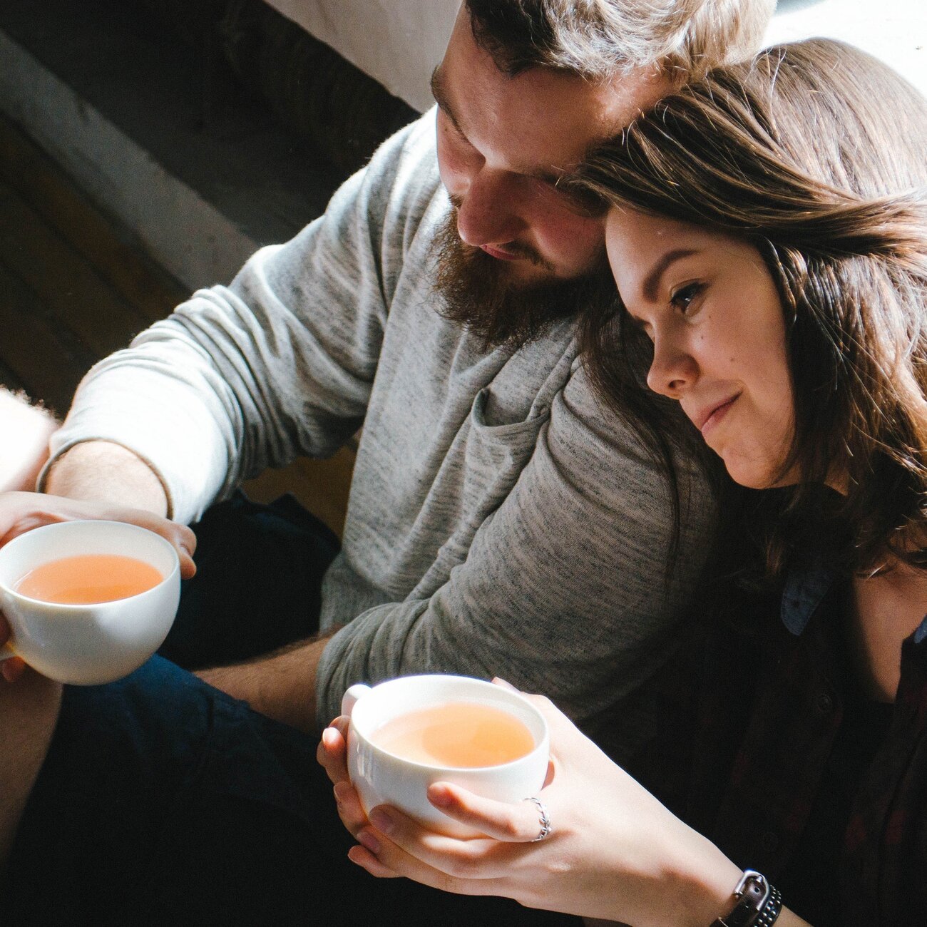 Homem e mulher segurando xícara de chá