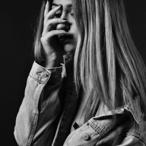 Emiliano Vittorio Unsplash Mulher com a mão no rosto triste