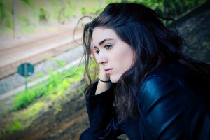 Kylie Broad/Unsplash Mulher pensativa olhando para o horizonte.