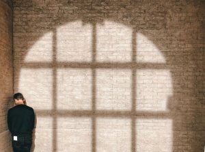 Kolar Io/Unsplash Homem com o corpo encostado no canto da parede.