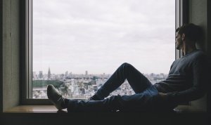 Pixabay/Pexels Homem deitado em parapeito da janela
