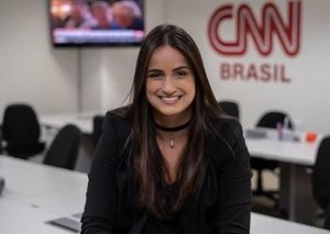 Instagram Mari Palma Mari Palma na frente da bancada da CNN