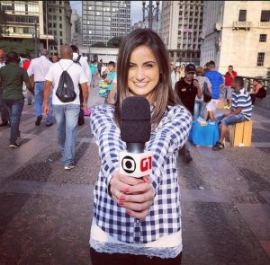 Instagram Mari Palma Mari Palma com o microfone na mão