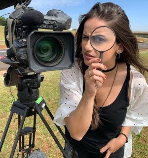 Instagram Mari Palma Mari Palma ao lado de uma câmera de filmagem
