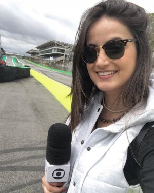 Instagram Mari Palma Mari Palma segurando o microfone