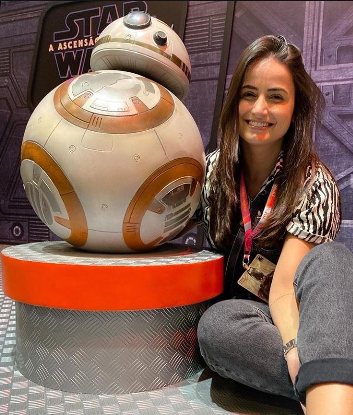 Mari Palma ao lado de robô de Star Wars