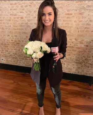 Instagram Mari Palma Mari Palma segurando flores e microfone