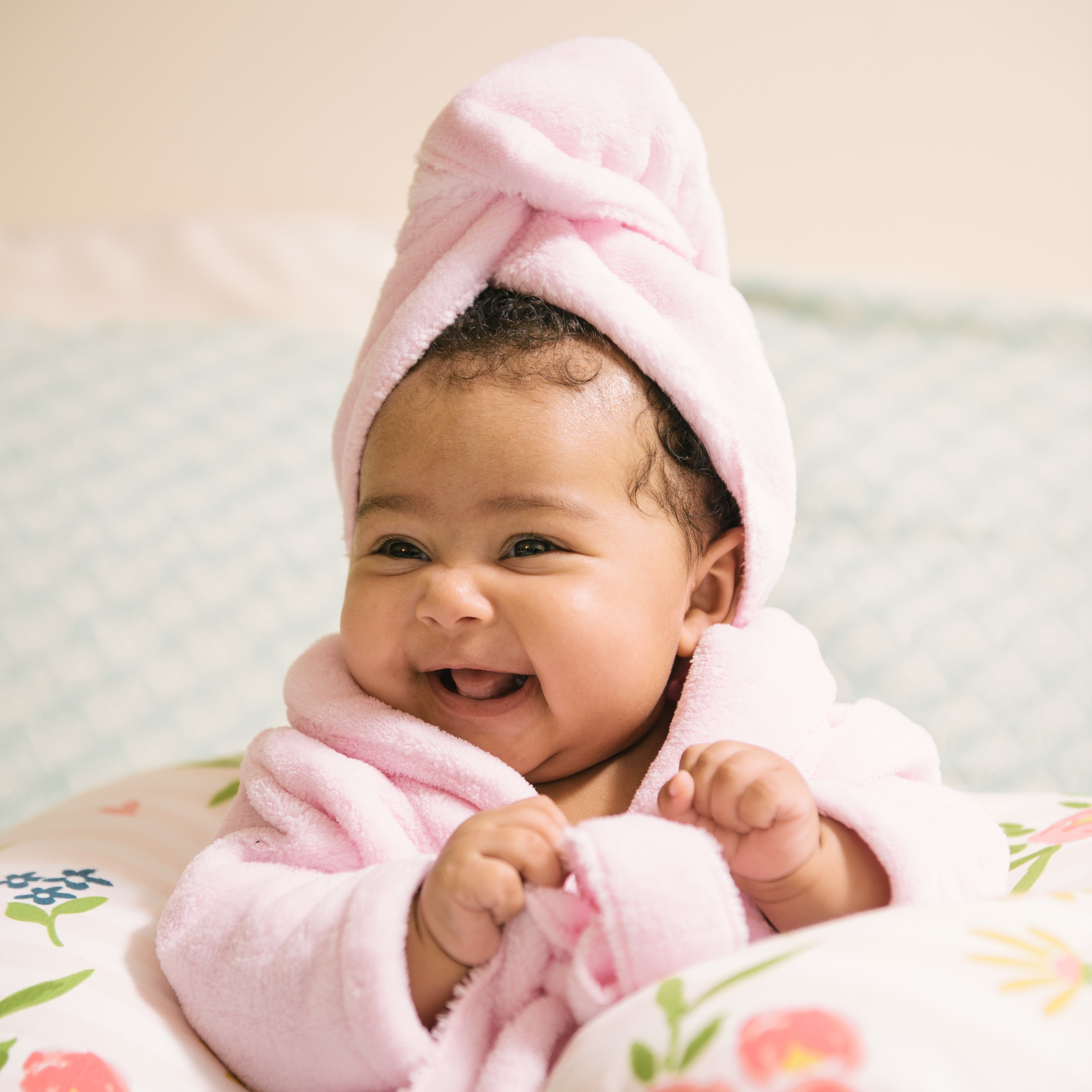 Bebê com roupão sorrindo