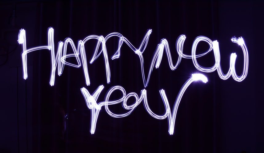 'Happy New Year' (feliz ano novo, em inglês) escrito em neon