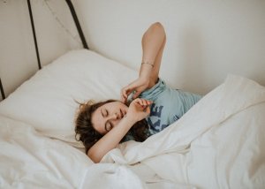 Unsplash/Kinga Cichewicz Menina dormindo