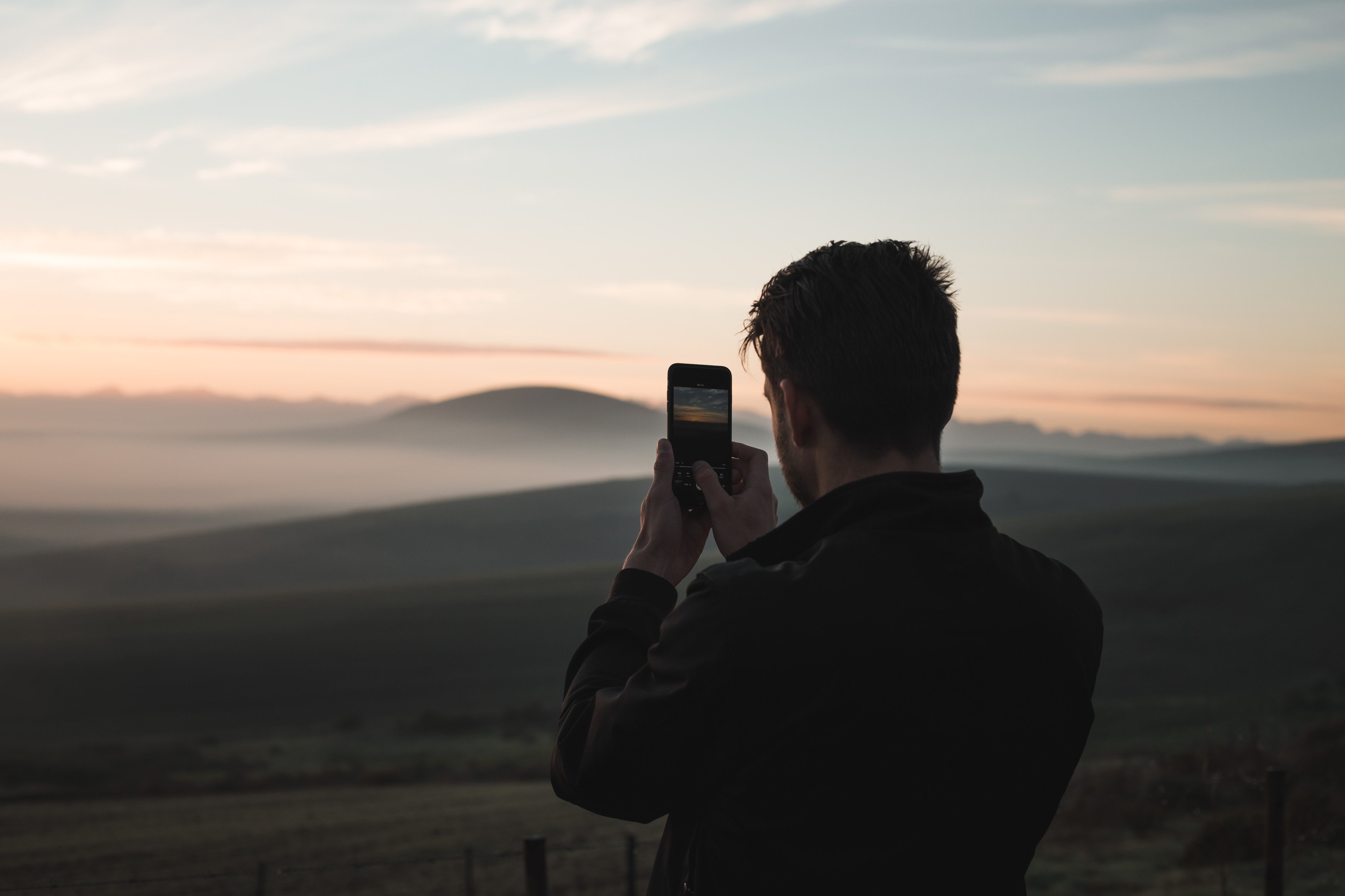 Homem fotografando o horizonte