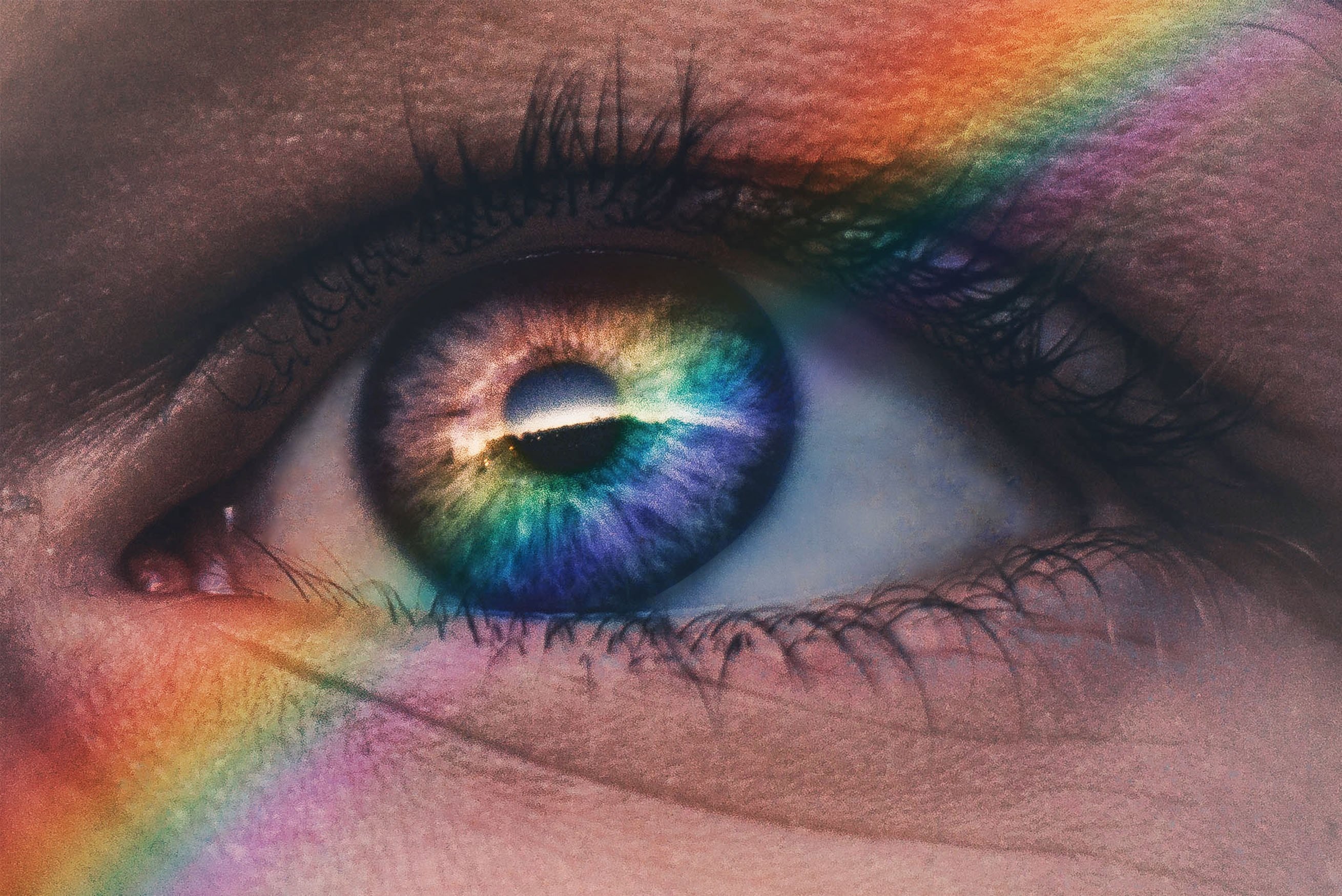 Arco-íris sendo refletido nos olhos de uma pessoa.