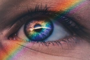 Harry Quan/Unsplash Arco-íris sendo refletido nos olhos de uma pessoa.