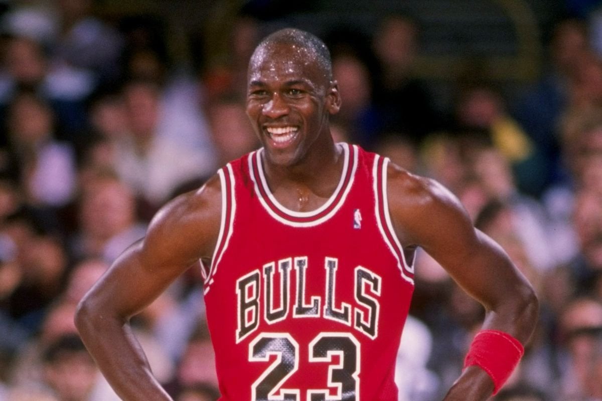 Foto de Michael Jordan durante jogo de basquete