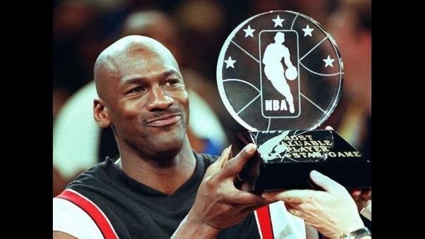 Michael Jordan com troféu da NBA