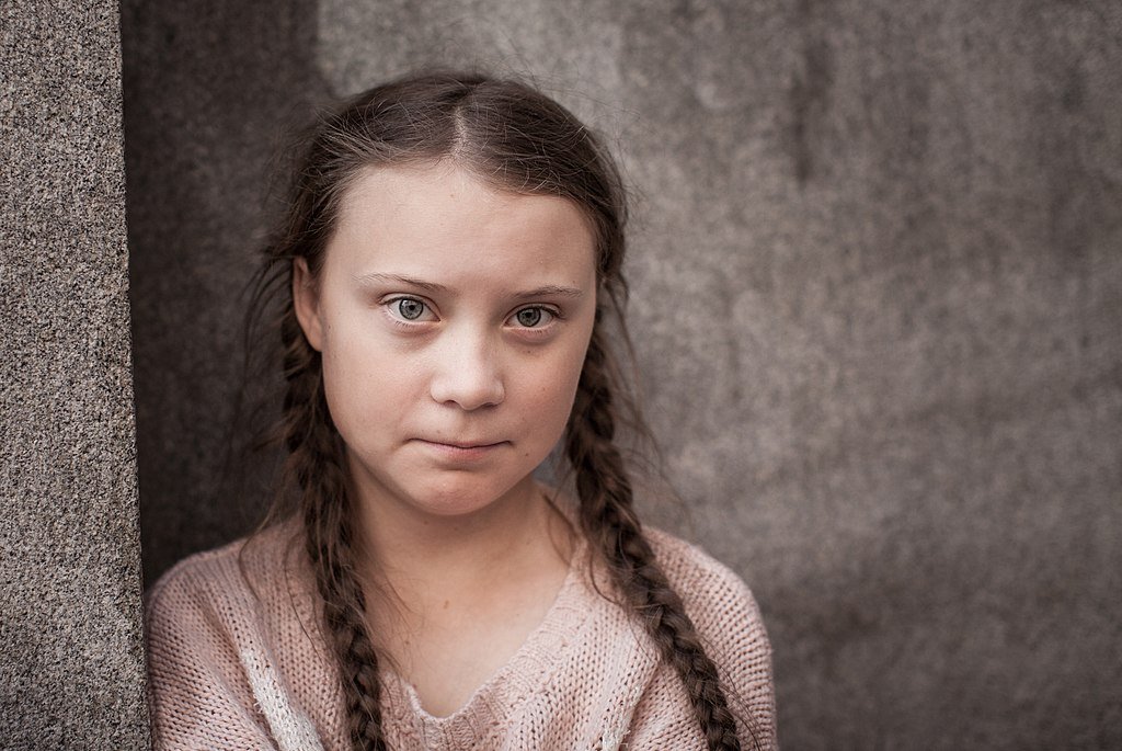 Wikipedia - Anders Hellberg Greta Thunberg posando para foto em frente do Parlamento Sueco.