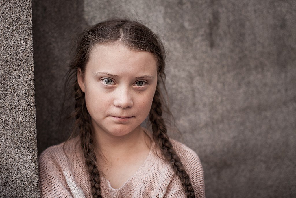 Greta Thunberg posando para foto em frente do Parlamento Sueco.