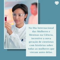 123rf Mulher com um livro na mão enquanto olha para a tela do notebook em sua frente.