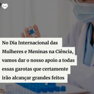 Mi Pham/Unsplash Garota pequena sentada no chão gramado lendo um livro.