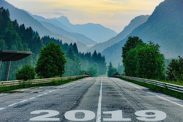 Estrada com '2019' escrito em frente