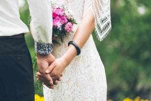 Pixabay Imagem de casal de mãos dadas