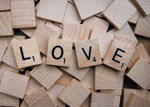 Pixabay Foto da palavra amor escrita em inglês