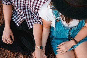Unsplash/Camila Cordeiro Amigos de mãos dadas