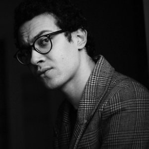 Marta Mena Unsplash Homem olhando para o lado sério