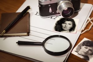 123rf Mesa com foto, caderno, caneta, máquina fotográfica e uma lupa
