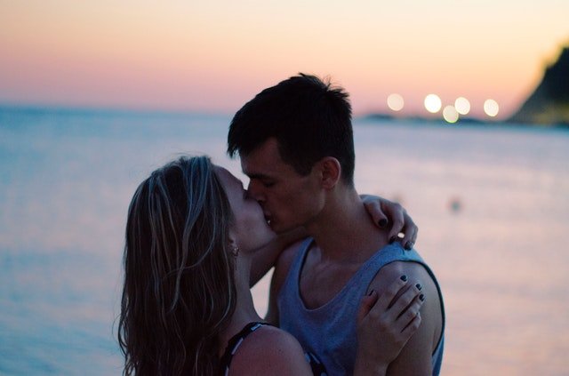 Casal se beijando na praia