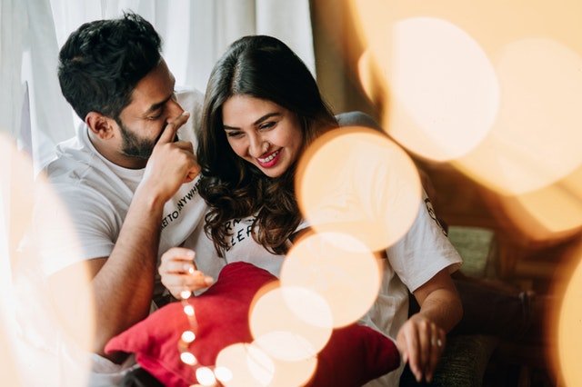Casal sorridente abraçado