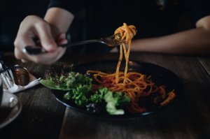Tracey Wong Unsplash Pessoa comendo macarrão