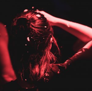 Anton Shuvalov Unsplash Mulher de costas com a mão na testa
