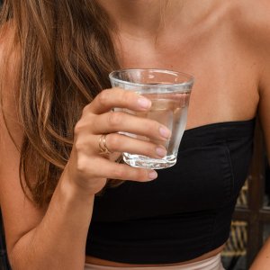 Pontus O Unsplash Mulher segurando copo de água