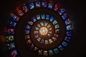 Pixabay/msandersmusic Espiral de vitrais