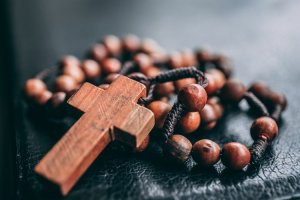 Unsplash/James Coleman Terço de madeira