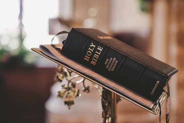 Bíblia fechada sobre apoio