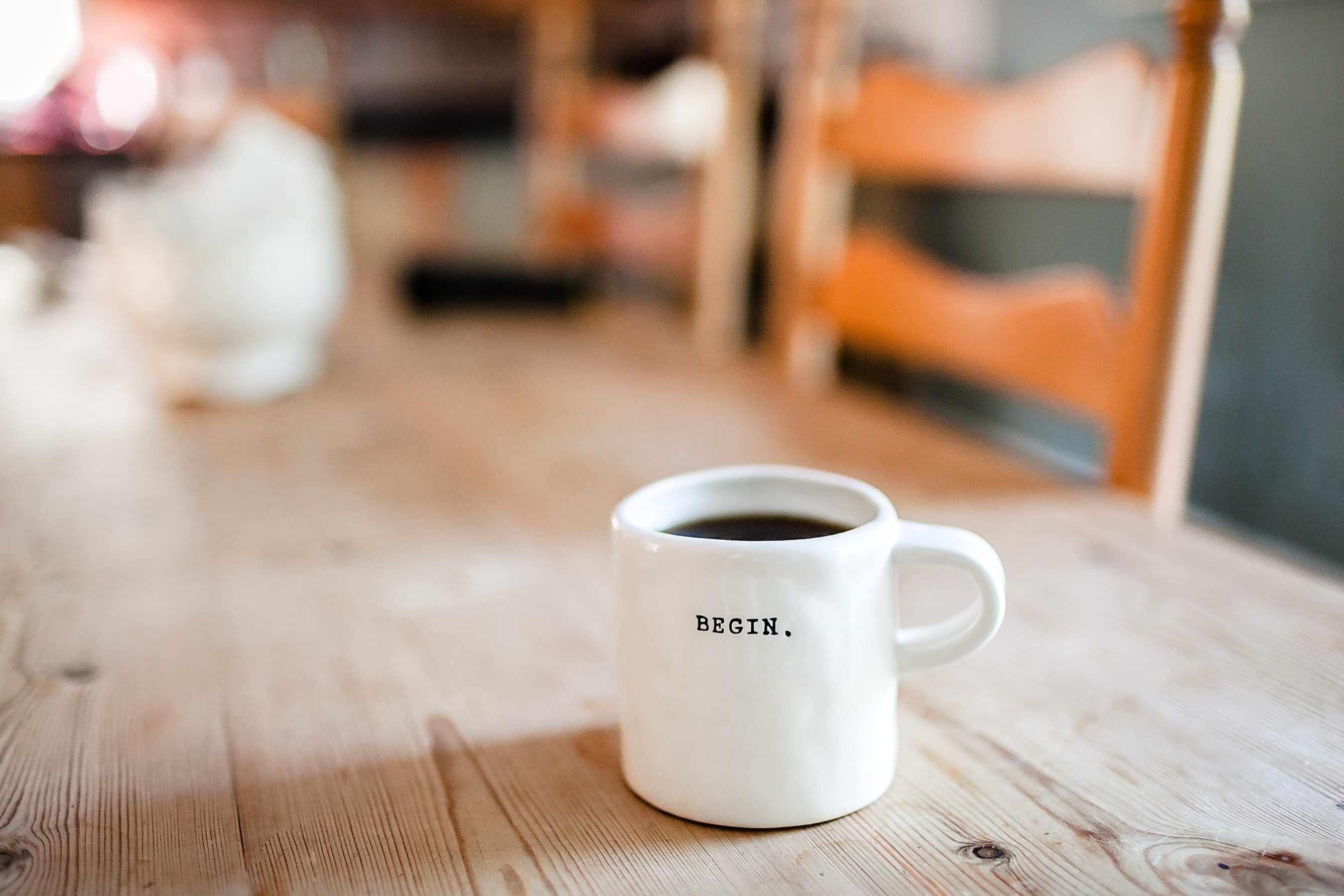 Caneca de café sobre mesa de madeira.