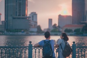 Foto por An Min no Pxhere Casal conversando em frente a um lado na cidade de manhã