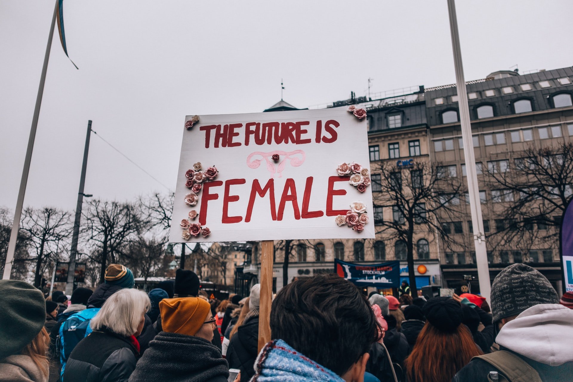 Manifestação com placa escrito em inglês 'o futuro é feminino'.