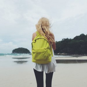 Misha No Reshot Mulher na praia com mochila nas costas