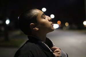 Reshot Jay Viloria Mulher na rua com os olhos fechados pensando