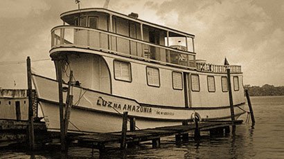 Barco do Luz da Amazônia atracado em uma marina em 1962, ano de sua inauguração.