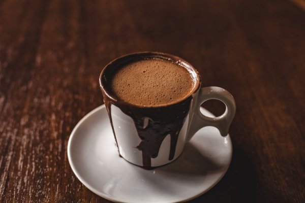 Unsplash/Giancarlo Duarte Chocolate quente em xícara com chocolate dos lados